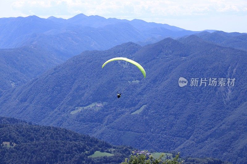 斯洛文尼亚托尔明Soča河上的滑翔伞