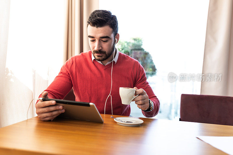 在café喝咖啡时用药片的男人