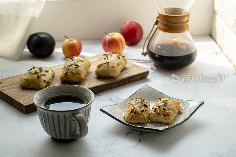 自制早餐:酥皮点心和咖啡
