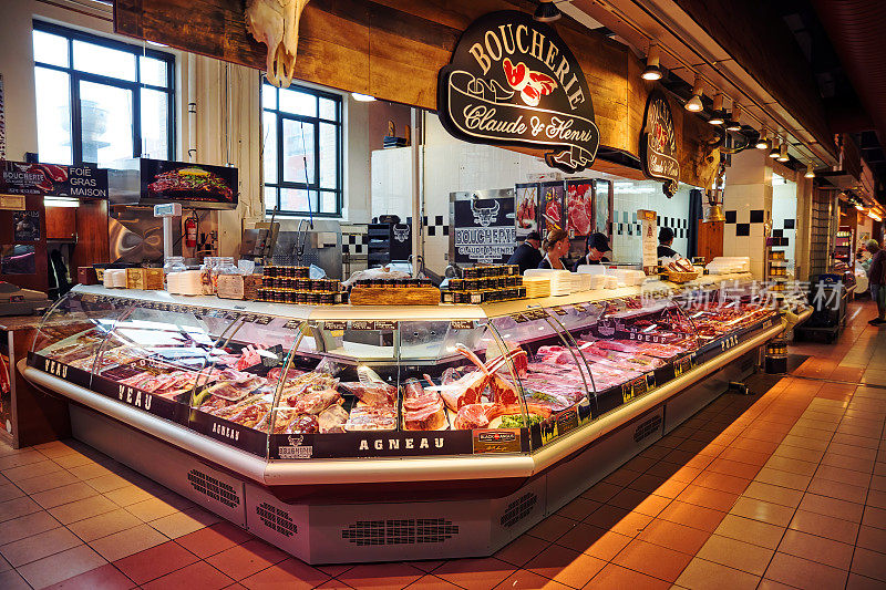 克劳德和亨利肉店与加拿大员工在柜台后面的阿特沃特市场在蒙特利尔，魁北克，加拿大。
