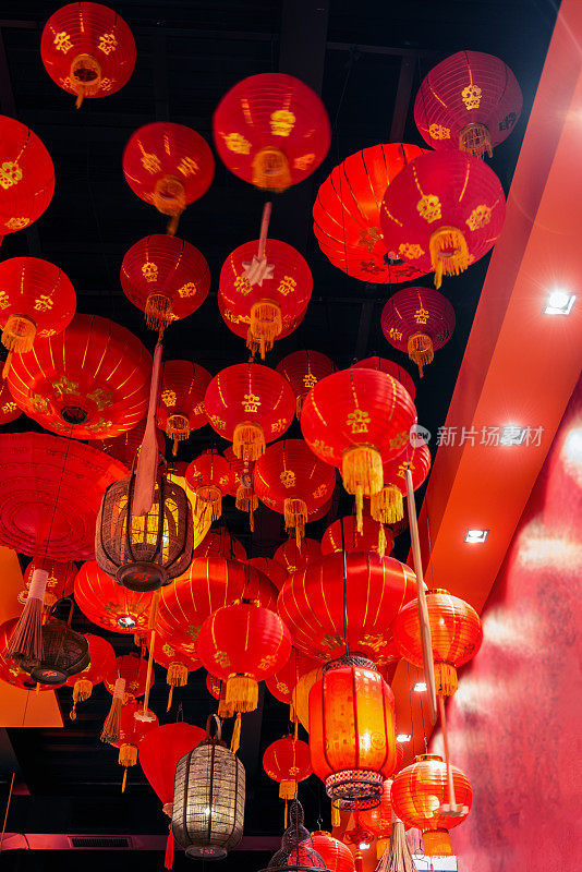 漂亮的装饰红色中国灯笼悬挂在室内天花板上