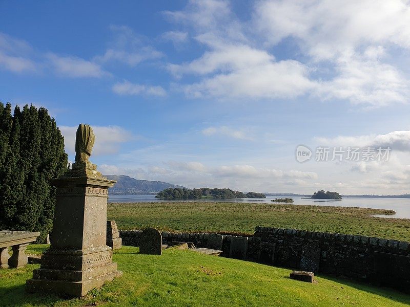 苏格兰的老房子和墓碑墓地
