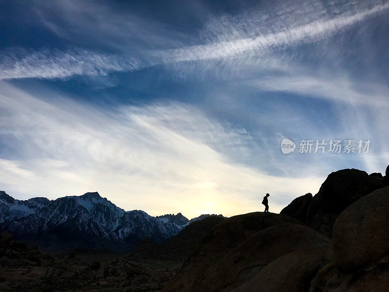 孩子们爬上美丽的山景天际线。