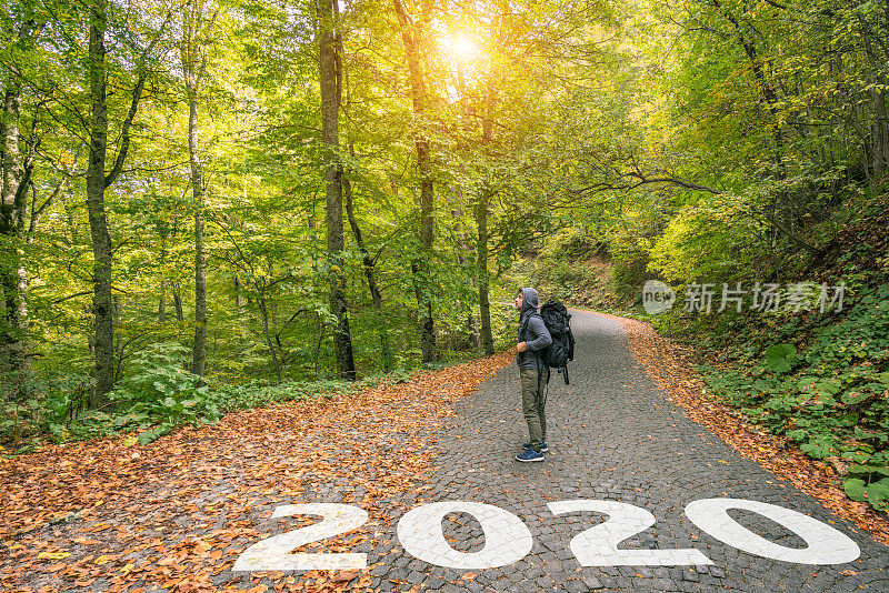 人站在漫长的秋林路上，绘制了2020年