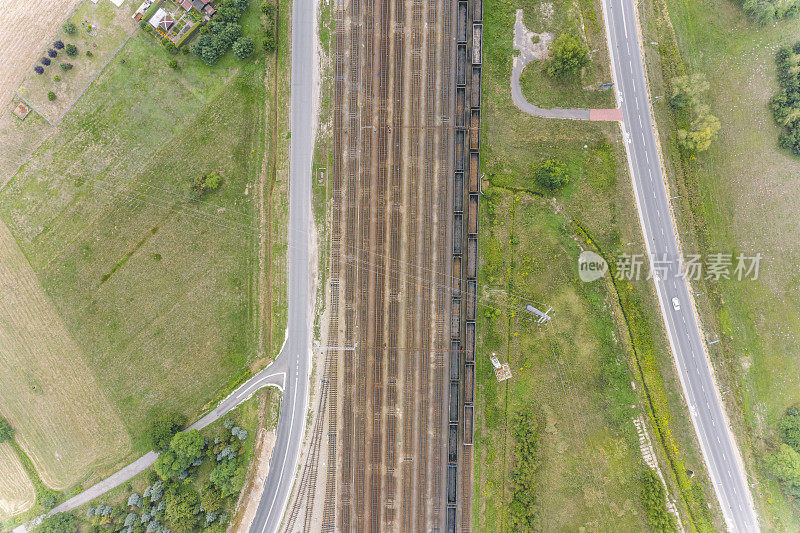 铁路轨道和空煤车厢鸟瞰图