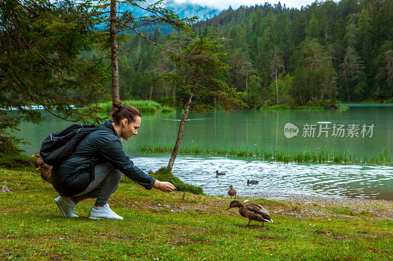 在高山乡村的女性徒步旅行者