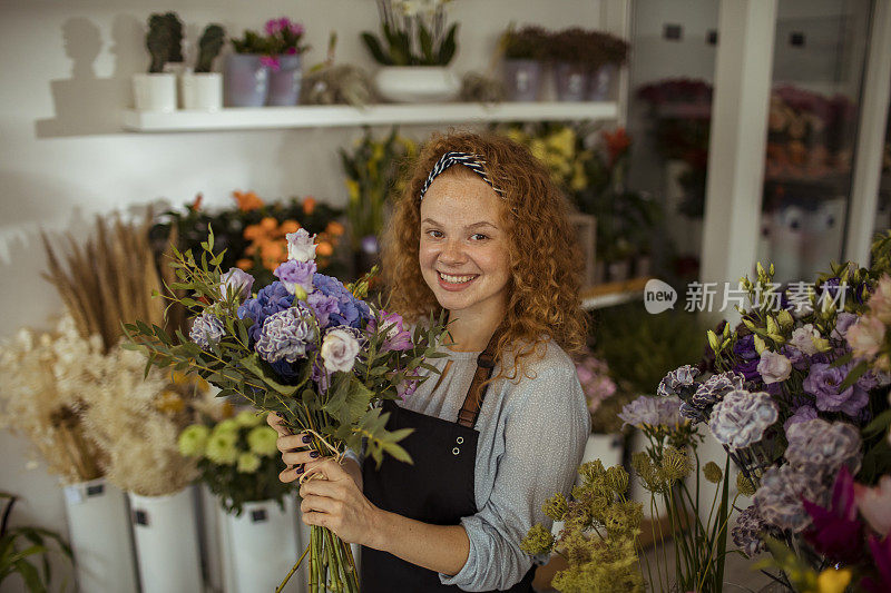 在花店工作的年轻女子