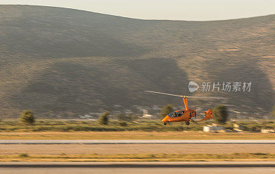 一架小型商业直升机在土耳其穆格拉的博德鲁姆米拉斯旅游机场