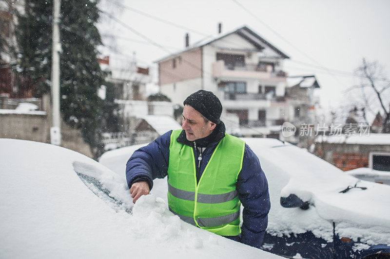 成熟男人清扫雪