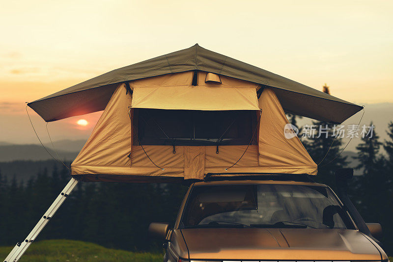 车顶有露营帐篷的汽车