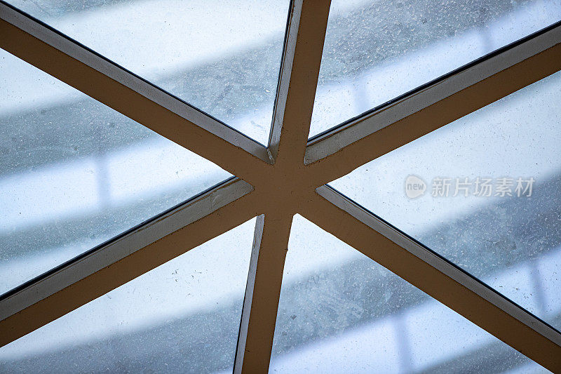 一种办公大楼的结构玻璃屋顶。现代玻璃纤维柱，抽象建筑