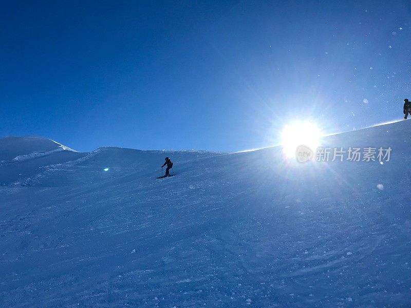 在加利福尼亚一个美丽的太浩湖的日子里，孩子们正在学习滑雪和穿雪鞋。