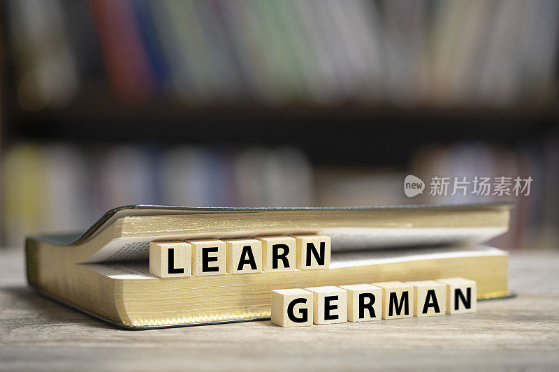 书桌上的书与学习德语课文