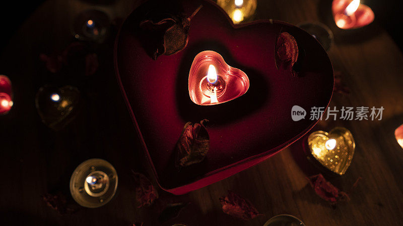 浪漫的餐桌情人节与红心和蜡烛