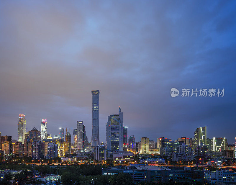 夜晚在北京中央商务区高楼林立的天际线上，中国城市的景观