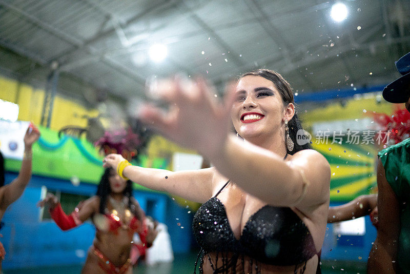 在巴西狂欢节上庆祝和跳舞的女人(帕西塔)