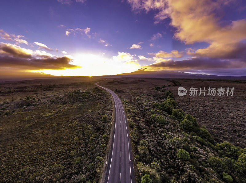 黎明时分，在前往新西兰国家公园鲁阿佩胡山的路上