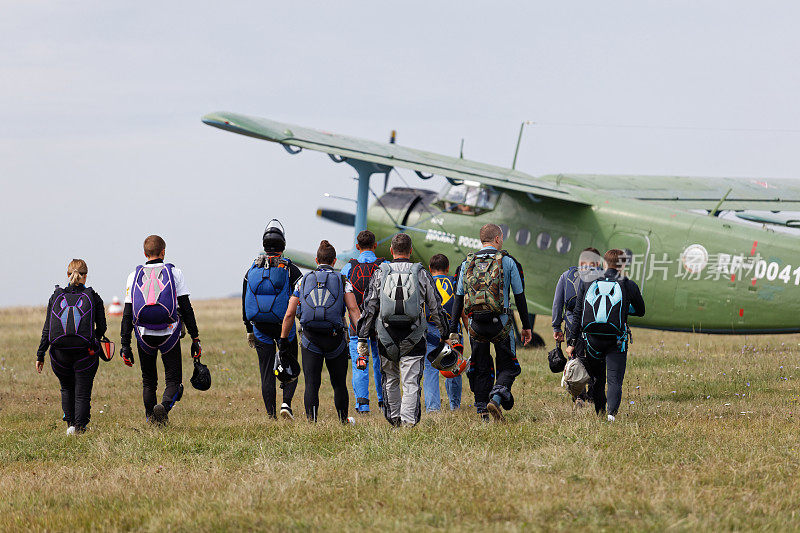 一群跳伞运动员到飞机上进行跳伞训练。