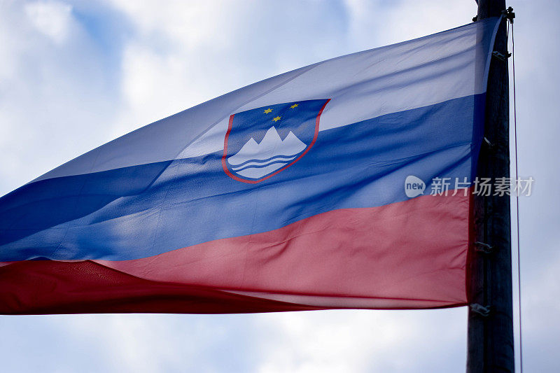 斯洛文尼亚国旗迎风飘扬