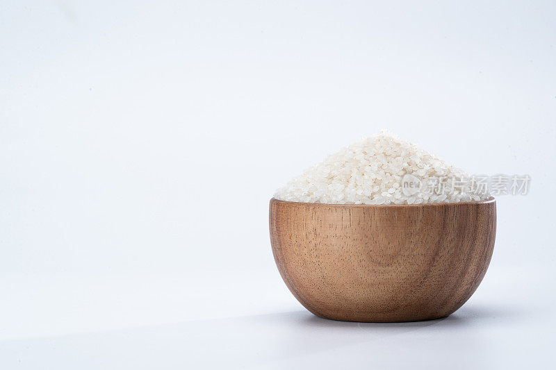 白背景下的一碗米