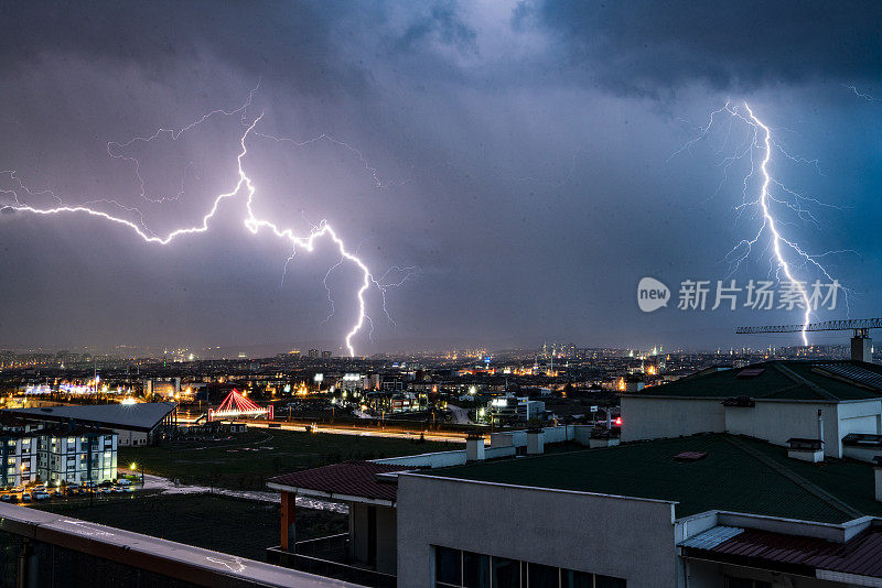 春天雷雨相伴