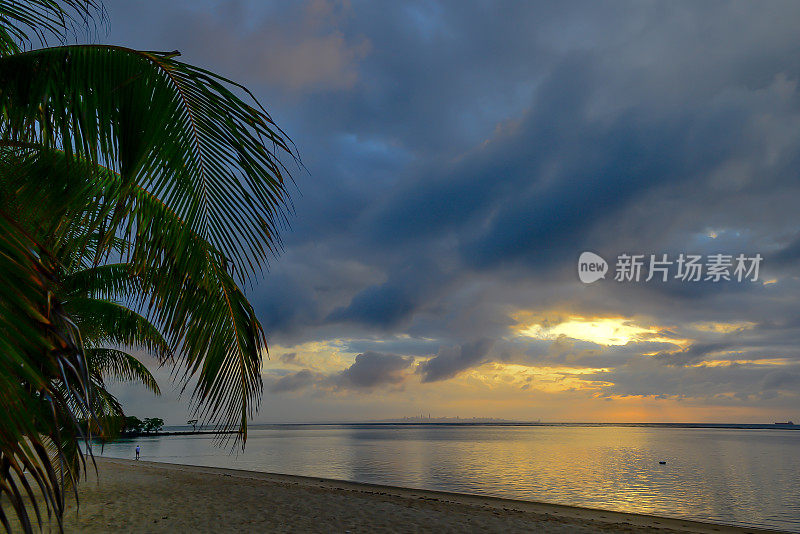 巴西巴伊亚州伊塔帕里卡海滩上的日出。纯粹沉思和平静的神奇时刻