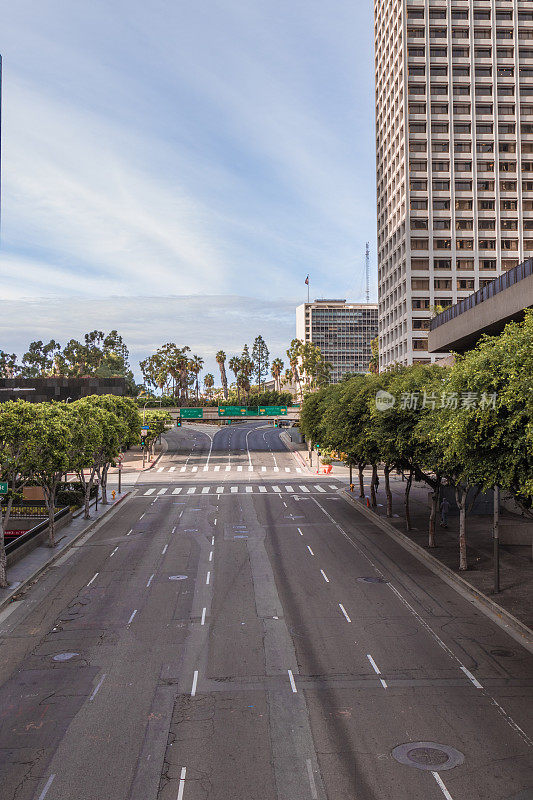 冠状病毒大流行期间的洛杉矶。空无一人的高速公路110号高速公路上没有车辆。城市在封锁中。