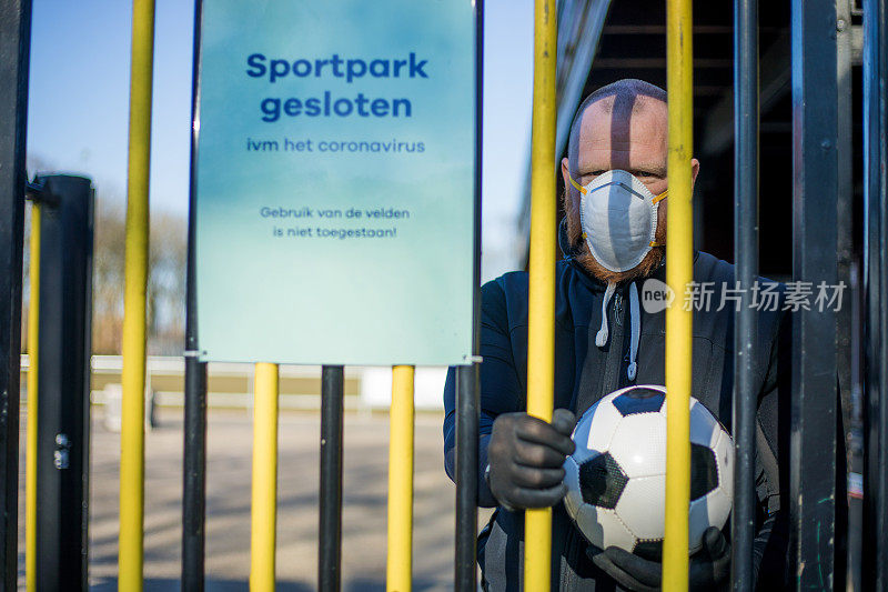 一名戴着面罩的红发男子拒绝进入荷兰一家体育中心