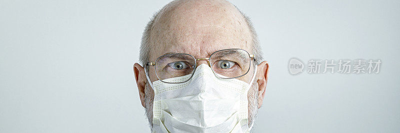 焦虑的老人戴着医用外科口罩