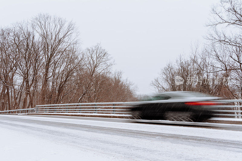 汽车在积雪的路上行驶