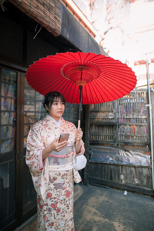 穿着和服的日本妇女站在村子里