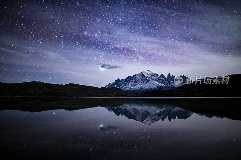 托雷斯·德尔·潘恩山脉的夜空