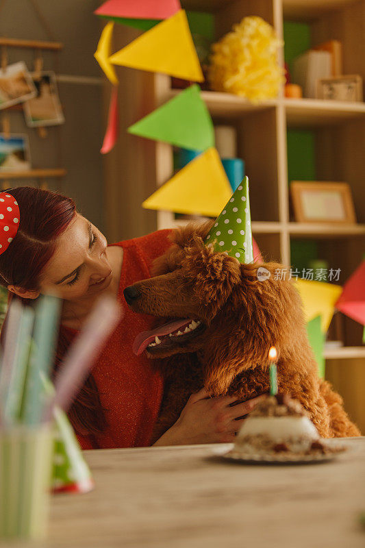 一个女人在庆祝她的狗的一岁生日