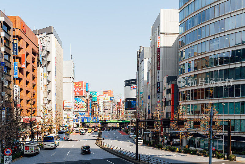 日本东京新宿购物区，人群模糊的移动。