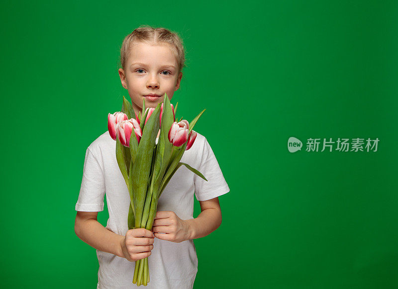 金发女孩面前举着一束春天的花