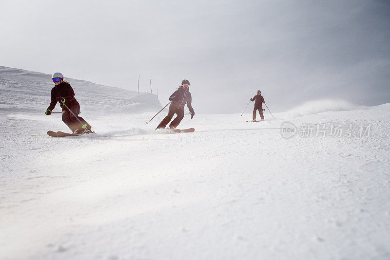 一群朋友一起滑雪