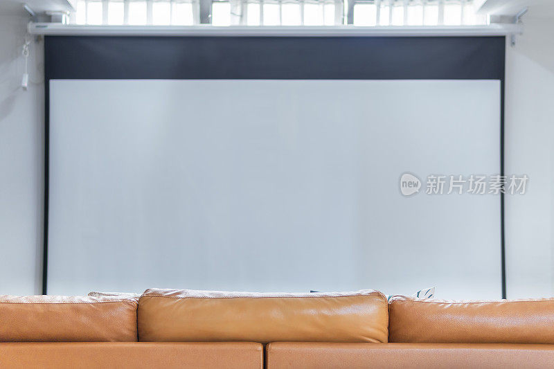 投影屏幕和舒适的沙发在客厅
