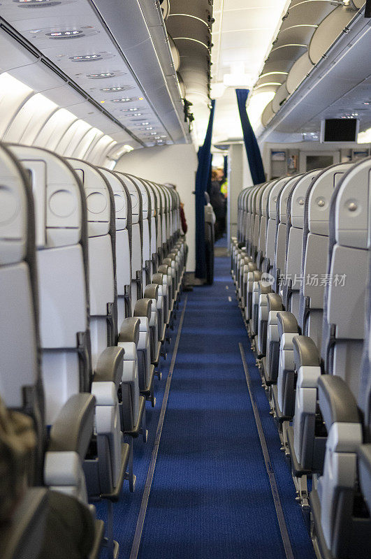 大飞机上有很多空座位