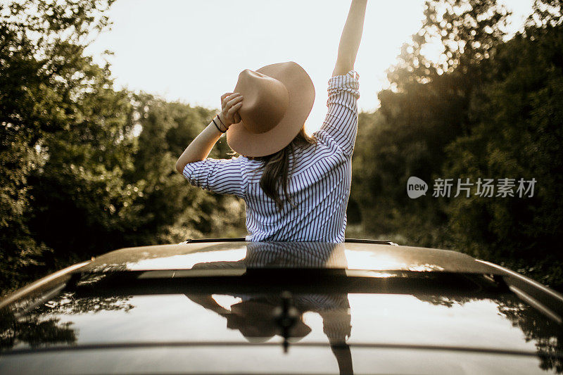 这位年轻女子喜欢大自然的旅程