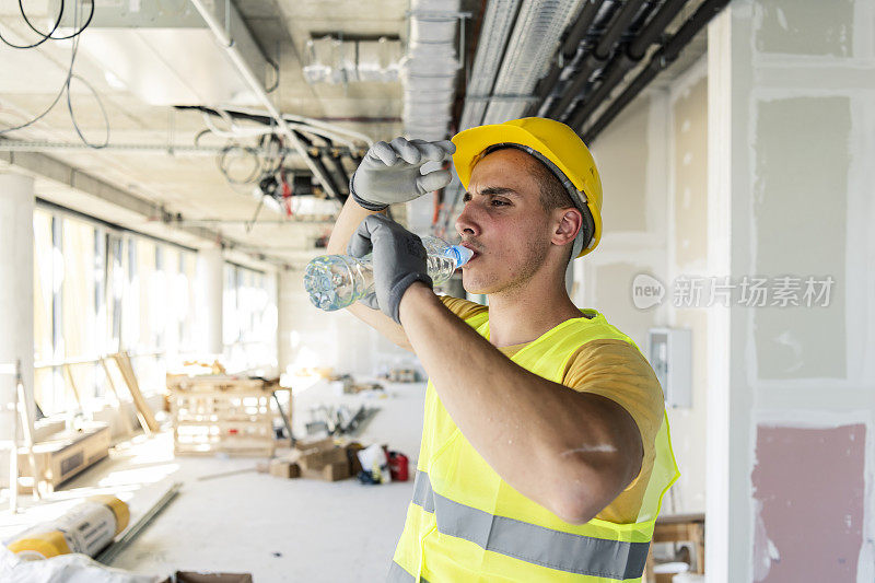 建筑工人在建筑工地上辛苦工作后正在休息