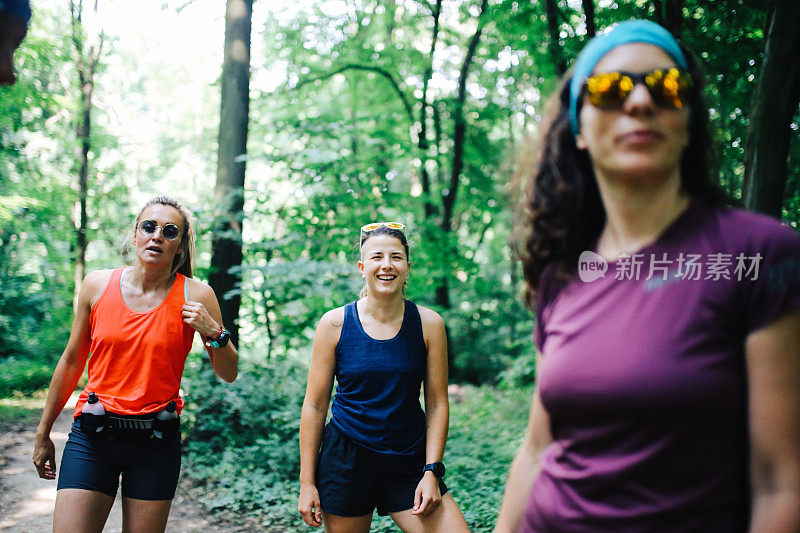 一群在森林里奔跑的女性
