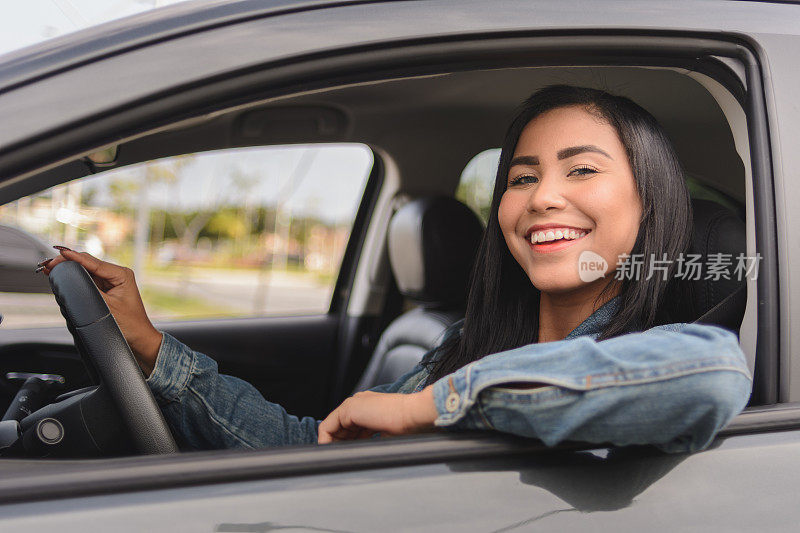 一个年轻女人开车的照片