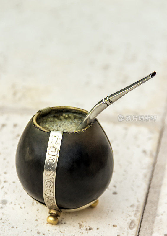 传统的拉丁美洲饮料，“Mate”与您各自的银吸管。阿根廷。