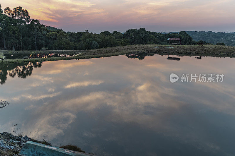 乡间湖面上的日落。Cambará南岛，里约热内卢大南岛，巴西