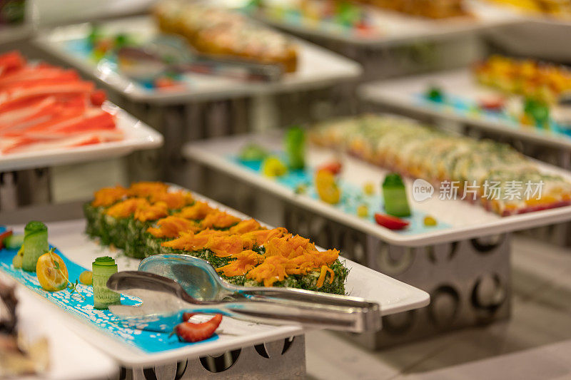 沙拉吧。自助餐的沙拉盘。
