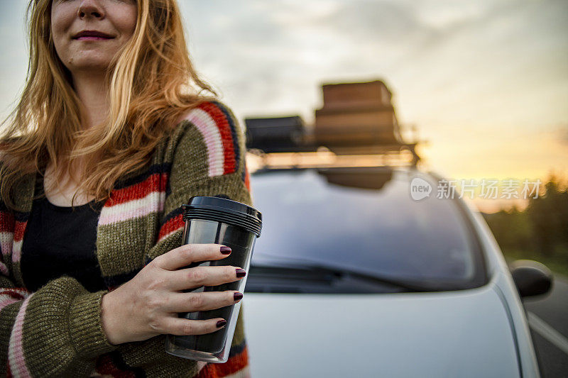 女人在公路旅行中喝咖啡-红头发的女人在旅行中，舒缓的场景