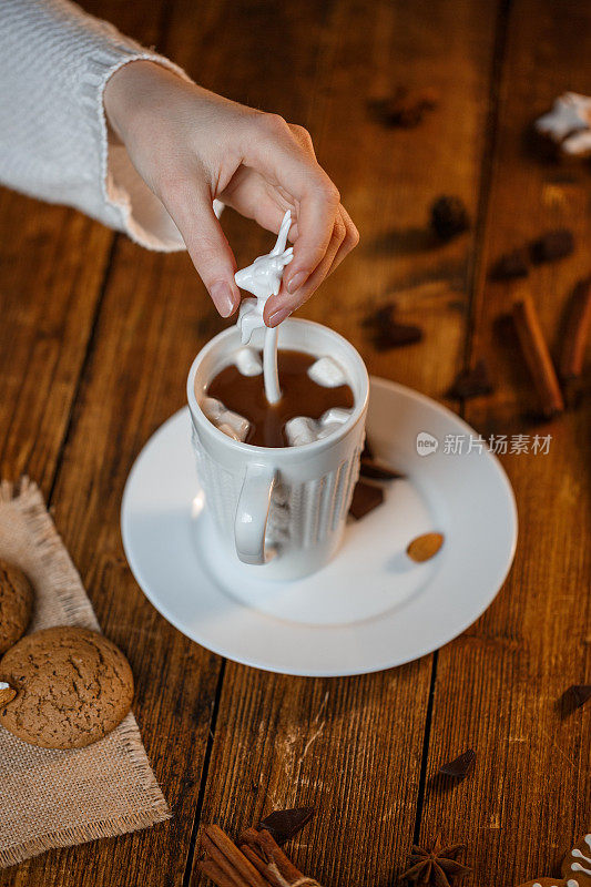 装满热巧克力的白色杯子