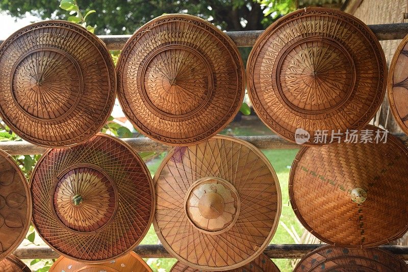 缅甸敏昆的一间小商店里出售的锥形缅甸草帽