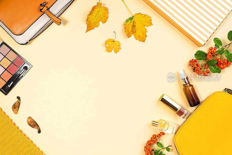 美妆产品和化妆品设置在秋天黄叶的背景上。