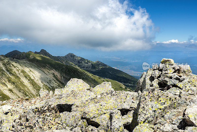 从Polezhan峰观看皮林山。